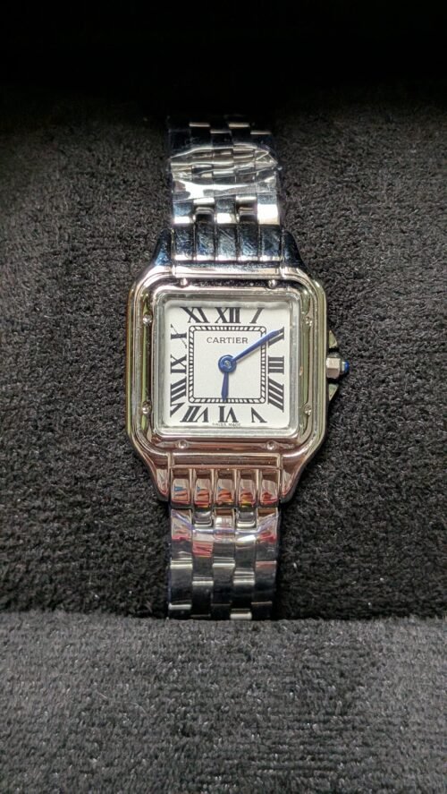 Cartier — caja cuadrada mediana, esfera blanca con números romanos y brazalete de acero
