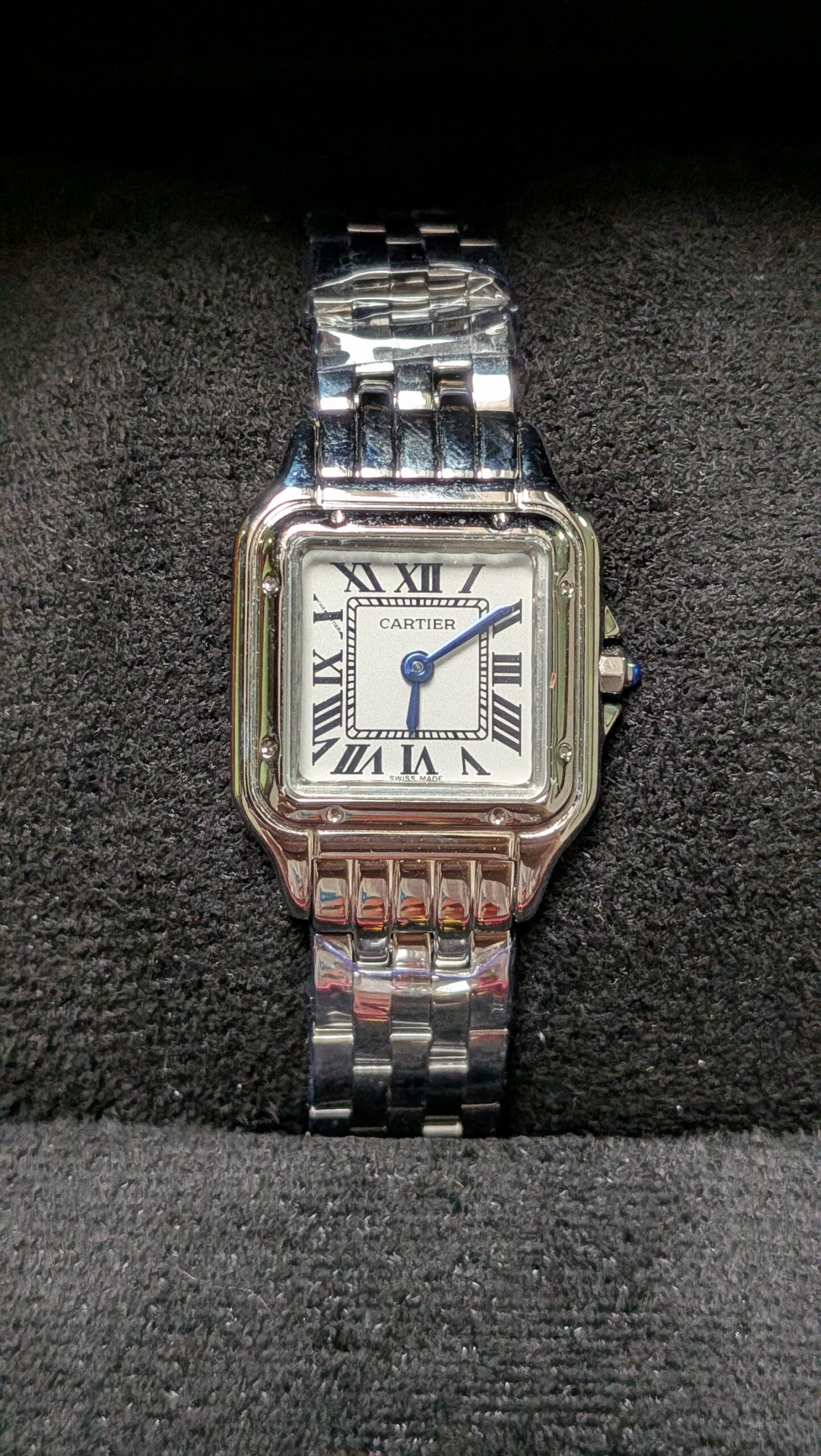 Cartier — caja cuadrada mediana, esfera blanca con números romanos y brazalete de acero