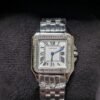 Cartier — caja cuadrada con bisel de brillantes, esfera blanca y brazalete de acero