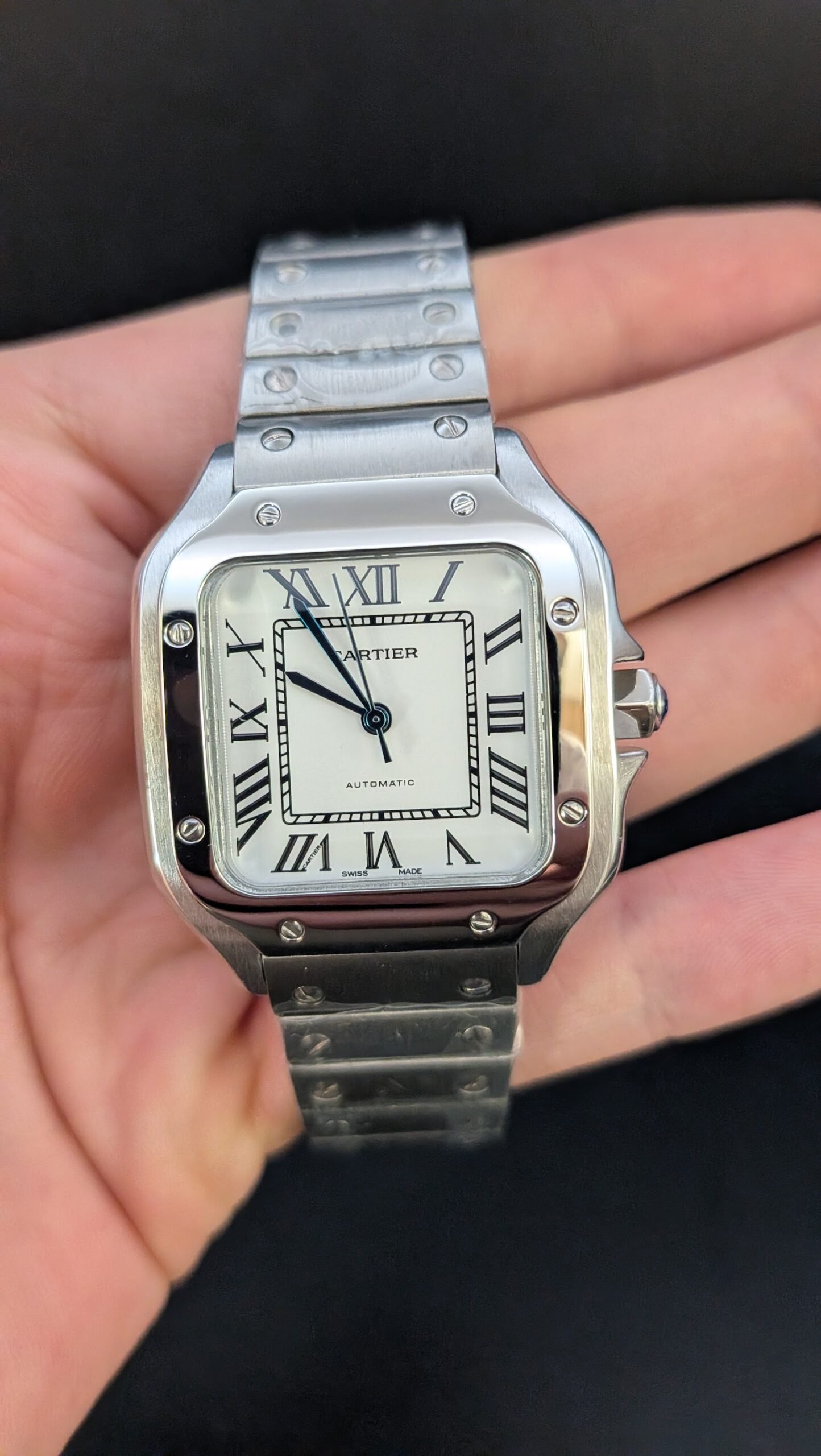 Cartier — caja cuadrada de acero con tornillos, esfera blanca con números romanos y brazalete de acero