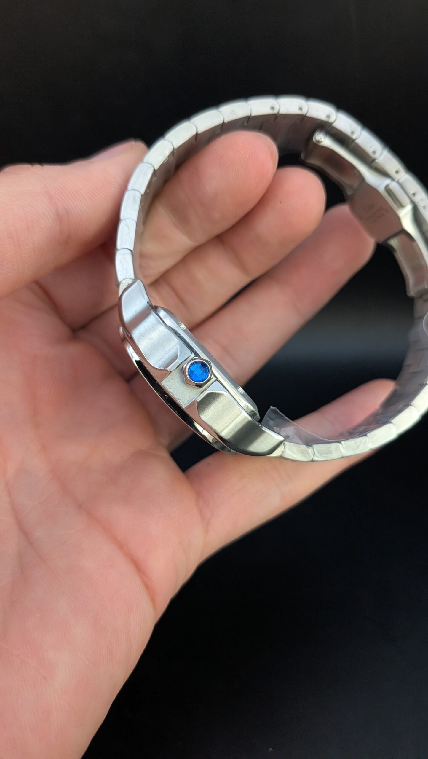 Cartier — caja cuadrada de acero con tornillos, esfera blanca con números romanos y brazalete de acero