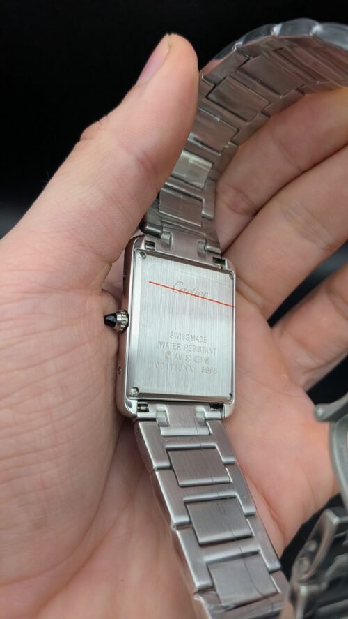 Cartier — caja rectangular de acero, esfera blanca con números romanos y brazalete de acero