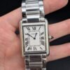 Cartier — caja rectangular de acero, esfera blanca con números romanos y brazalete de acero