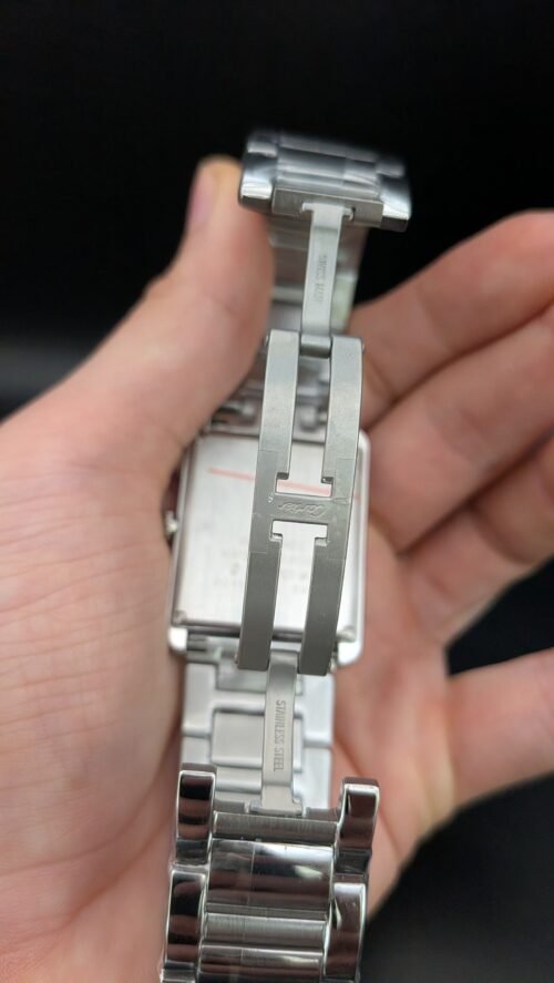 Cartier — caja rectangular de acero, esfera blanca con números romanos y brazalete de acero