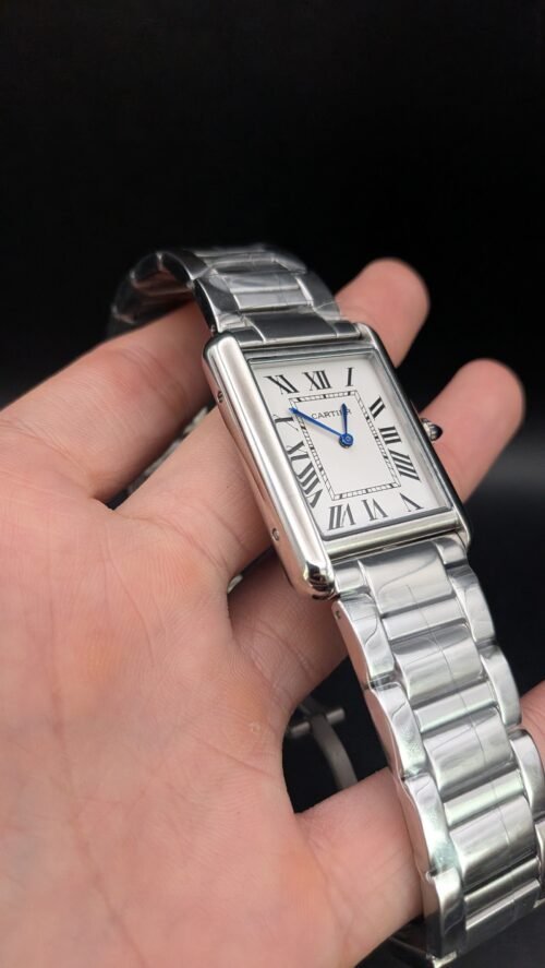 Cartier — caja rectangular de acero, esfera blanca con números romanos y brazalete de acero