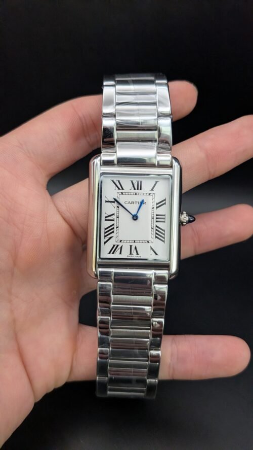 Cartier — caja rectangular de acero, esfera blanca con números romanos y brazalete de acero