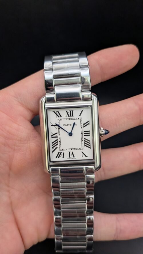 Cartier — caja rectangular de acero, esfera blanca con números romanos y brazalete de acero