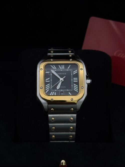 Cartier — caja cuadrada con bisel dorado, esfera gris y brazalete bicolor