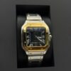 Cartier — caja cuadrada con bisel dorado, esfera negra y brazalete bicolor