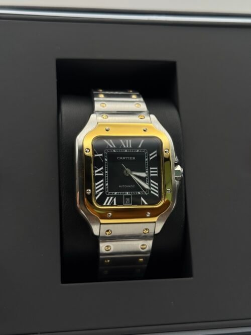 Cartier — caja cuadrada con bisel dorado, esfera negra y brazalete bicolor