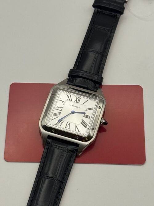 Cartier — caja rectangular de acero, esfera blanca con números romanos y correa de cuero negra