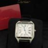 Cartier — caja rectangular de acero, esfera blanca con números romanos y correa de cuero negra