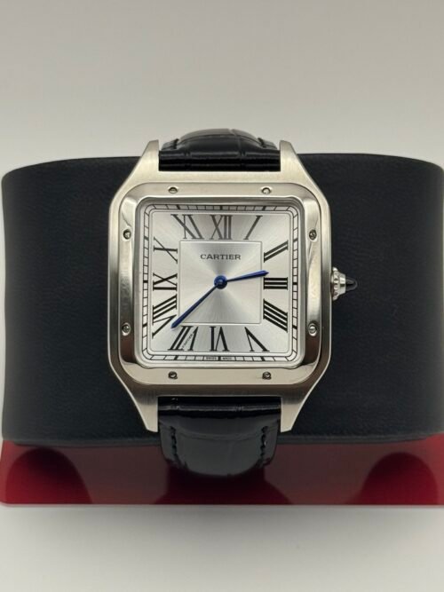 Cartier — caja rectangular de acero, esfera blanca con números romanos y correa de cuero negra