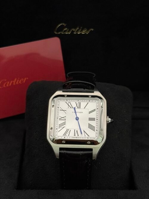 Cartier — caja rectangular de acero, esfera blanca con números romanos y correa de cuero negra