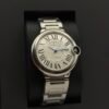 Cartier — caja redonda de acero, esfera plateada con números romanos y brazalete de acero