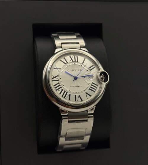 Cartier — caja redonda de acero, esfera plateada con números romanos y brazalete de acero
