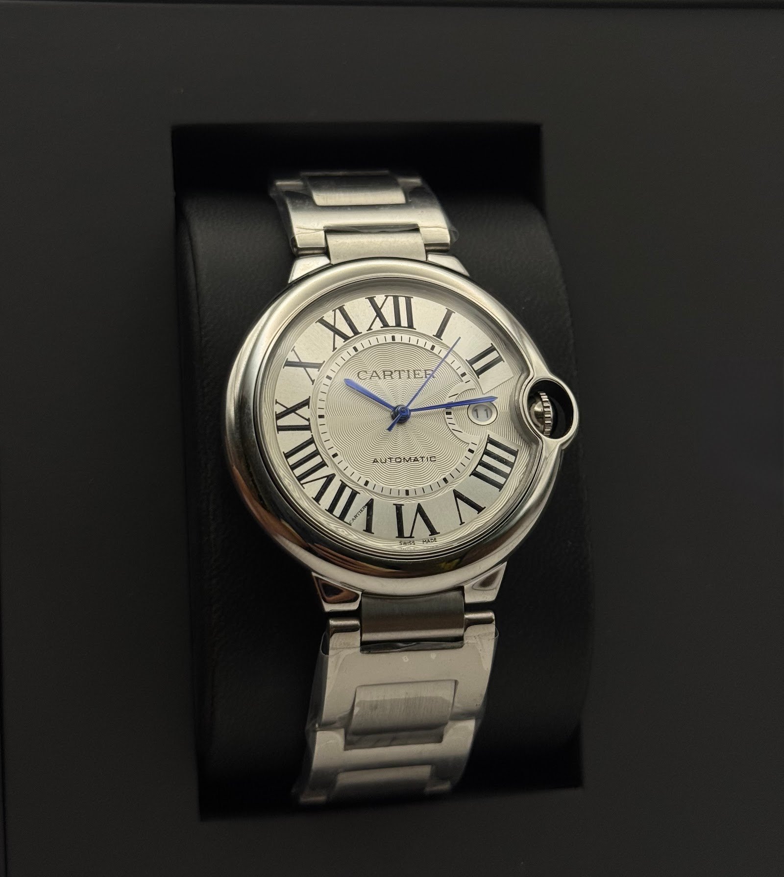 Cartier — caja redonda de acero, esfera plateada con números romanos y brazalete de acero