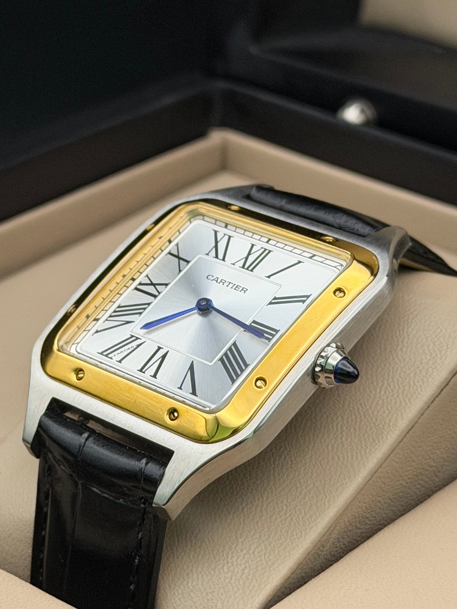 Cartier — caja rectangular con bisel dorado, esfera blanca y correa de cuero negra