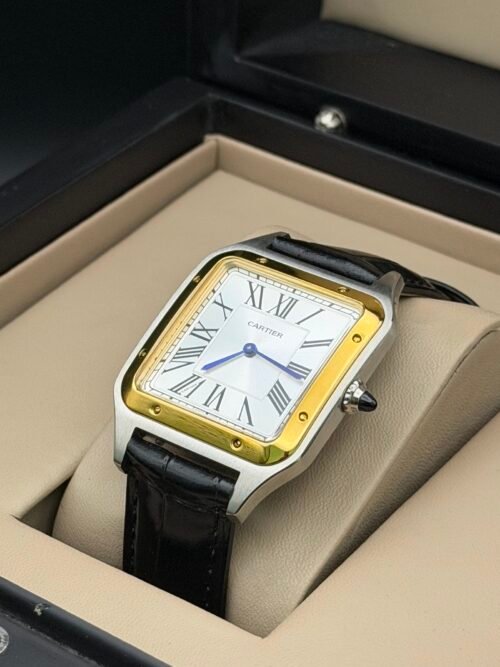 Cartier — caja rectangular con bisel dorado, esfera blanca y correa de cuero negra