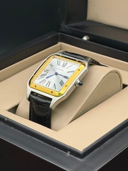 Cartier — caja rectangular con bisel dorado, esfera blanca y correa de cuero negra