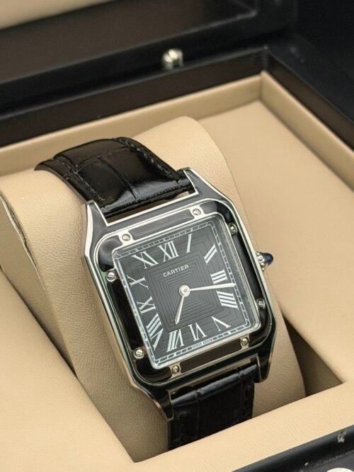Cartier — caja rectangular de acero, esfera negra con números romanos y correa de cuero negra
