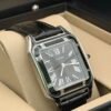Cartier — caja rectangular de acero, esfera negra con números romanos y correa de cuero negra