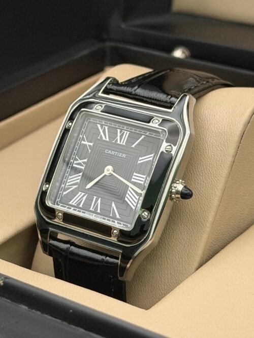 Cartier — caja rectangular de acero, esfera negra con números romanos y correa de cuero negra