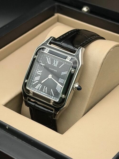 Cartier — caja rectangular de acero, esfera negra con números romanos y correa de cuero negra