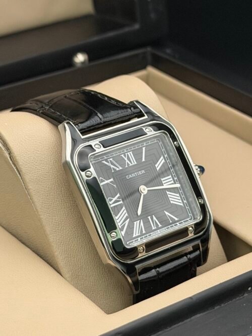 Cartier — caja rectangular de acero, esfera negra con números romanos y correa de cuero negra