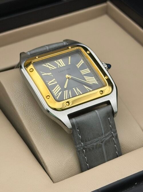Cartier — caja rectangular con bisel dorado, esfera gris y correa de cuero gris