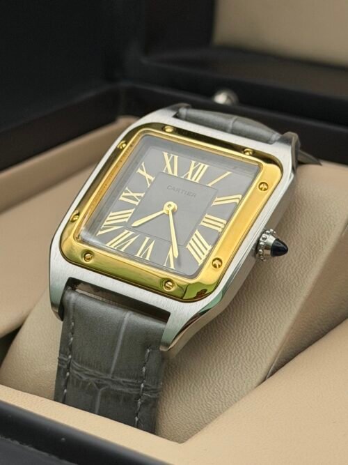 Cartier — caja rectangular con bisel dorado, esfera gris y correa de cuero gris