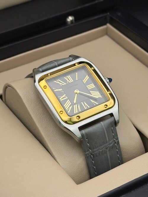 Cartier — caja rectangular con bisel dorado, esfera gris y correa de cuero gris