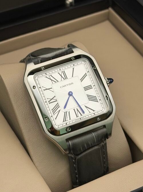 Cartier — caja rectangular de acero, esfera blanca con números romanos y correa de cuero gris