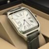Cartier — caja rectangular de acero, esfera blanca con números romanos y correa de cuero gris