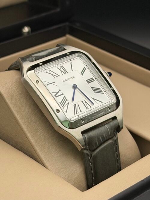 Cartier — caja rectangular de acero, esfera blanca con números romanos y correa de cuero gris