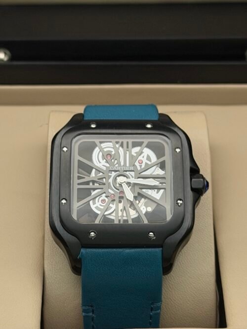 Cartier — caja cuadrada negra, esfera esqueleto y correa azul petróleo