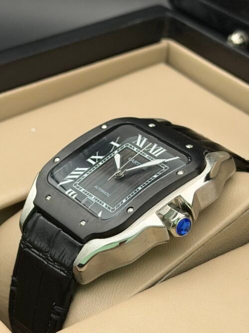 Cartier — caja cuadrada con bisel negro, esfera gris oscura y correa de cuero negra