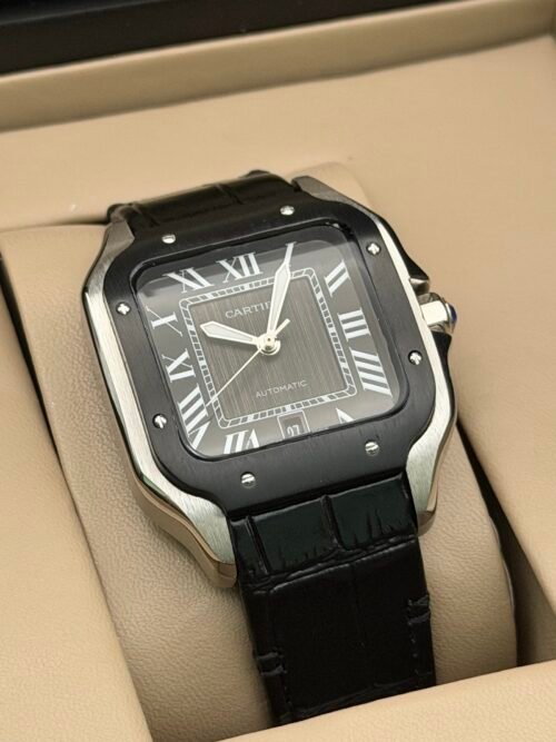 Cartier — caja cuadrada con bisel negro, esfera gris oscura y correa de cuero negra