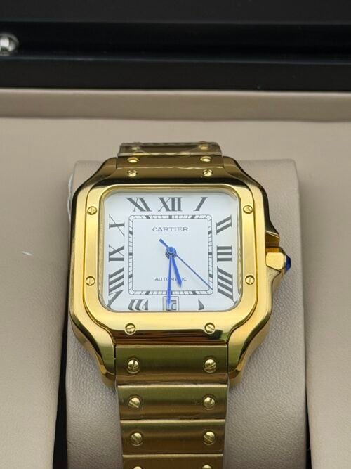 Cartier — caja cuadrada dorada, esfera blanca con números romanos y brazalete dorado