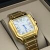 Cartier — caja cuadrada dorada, esfera blanca con números romanos y brazalete dorado