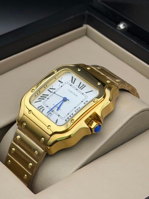 Cartier — caja cuadrada dorada, esfera blanca con números romanos y brazalete dorado