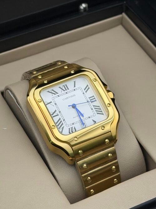 Cartier — caja cuadrada dorada, esfera blanca con números romanos y brazalete dorado
