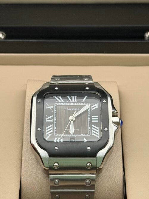 Cartier — caja cuadrada con bisel negro, esfera gris oscura y brazalete de acero
