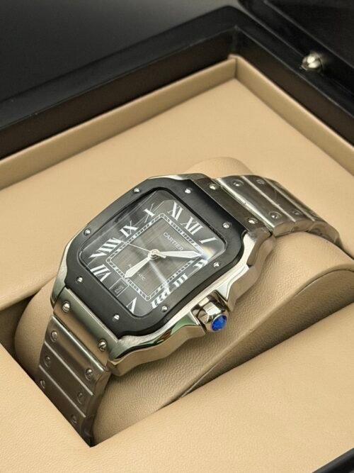 Cartier — caja cuadrada con bisel negro, esfera gris oscura y brazalete de acero