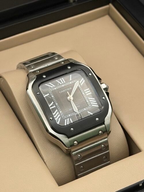 Cartier — caja cuadrada con bisel negro, esfera gris oscura y brazalete de acero