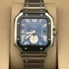 Cartier — caja cuadrada con bisel negro, esfera azul con volante a la vista y brazalete de acero
