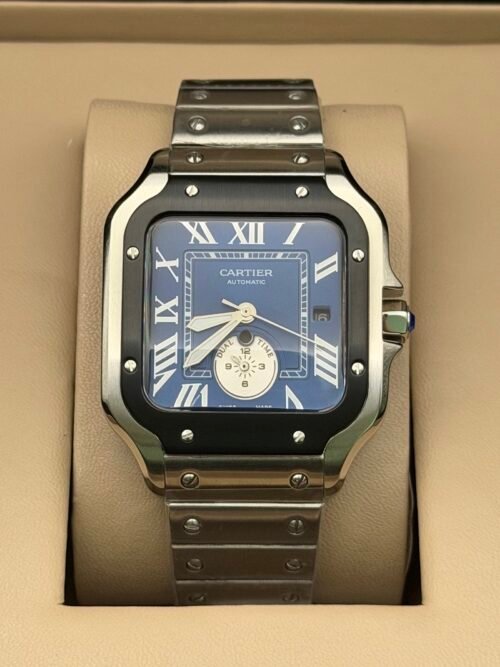 Cartier — caja cuadrada con bisel negro, esfera azul con volante a la vista y brazalete de acero