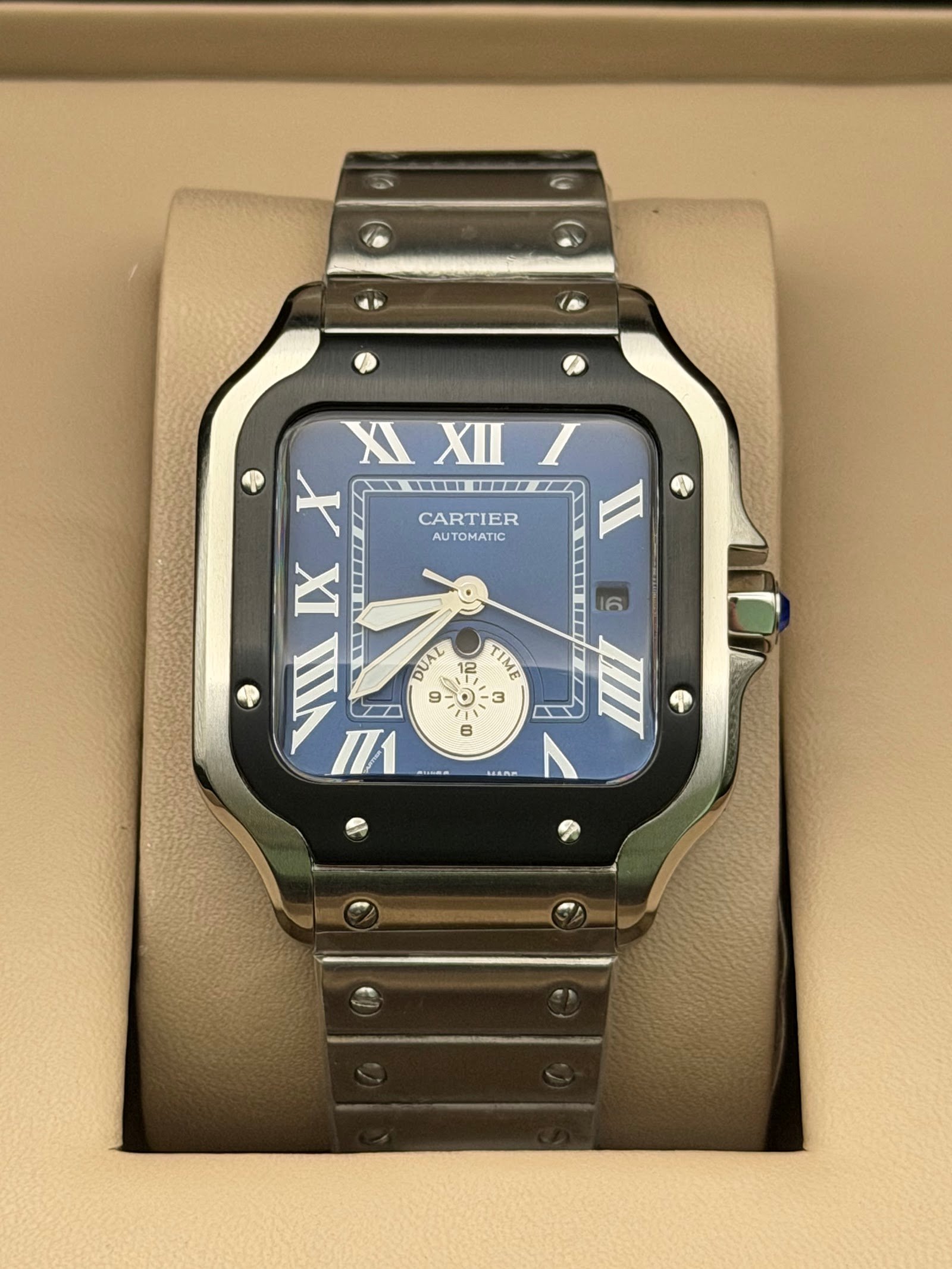 Cartier — caja cuadrada con bisel negro, esfera azul con volante a la vista y brazalete de acero