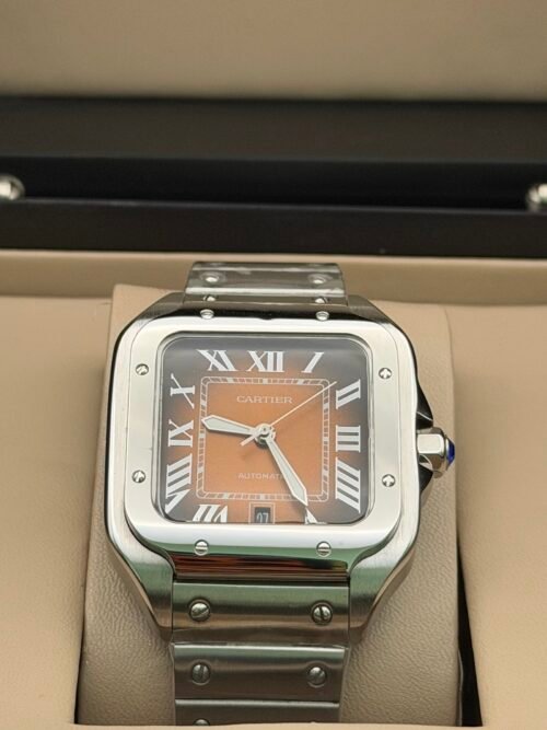 Cartier — caja cuadrada de acero, esfera naranja degradada con números romanos y brazalete de acero