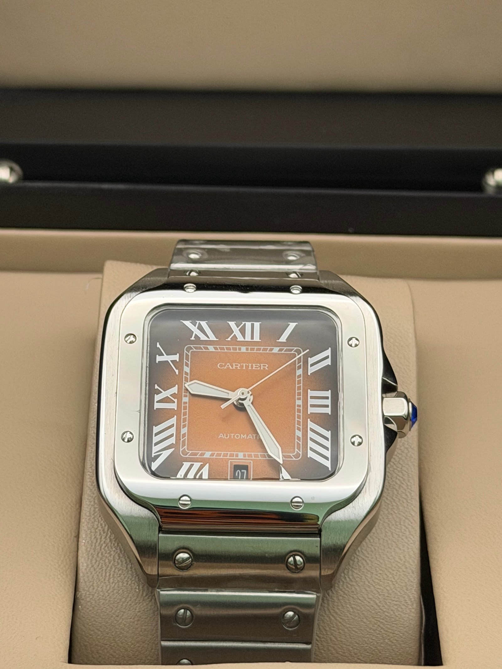 Cartier — caja cuadrada de acero, esfera naranja degradada con números romanos y brazalete de acero
